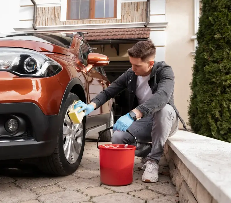 Lavage auto à domicile Pas-de-Jeu : professionnel intervenant sur un véhicule